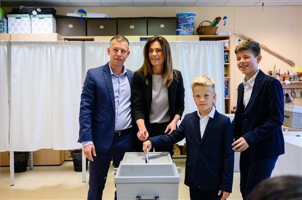 Varga Judit szavaz a 2022-es választásokon a családjával
