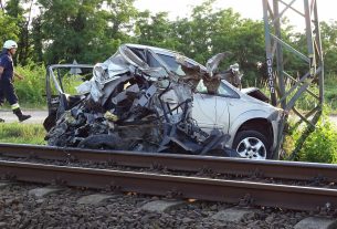 Összeroncsolódott személyautó a sínek mellett Kiskunfélegyházán 2023. június 26-án, miután a jármű vonattal ütközött egy fénysorompós vasúti átjárónál. Az autó sofőrjét és utasát a mentők kórházba vitték, a vonaton utazók közül senki nem sérült meg. MTI/Donka Ferenc