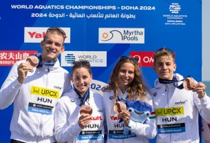 Doha, 2024. február 8. A bronzérmes Rasovszky Kristóf, Szimcsák Mira, Fábián Bettina és Bethlehem Dávid (b-j) a nyíltvízi úszók 4x1500 méteres vegyesváltó versenyszámának éremátadóján a dohai vizes világbajnokságon 2024. február 8-án. MTI/Derencsényi István