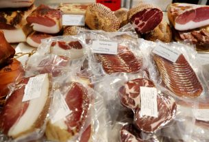 Szeged, karácsony, szaloncukor, gyümölcs, hal, hús, dió, mák, savanyú káposzta, Mars téri piac