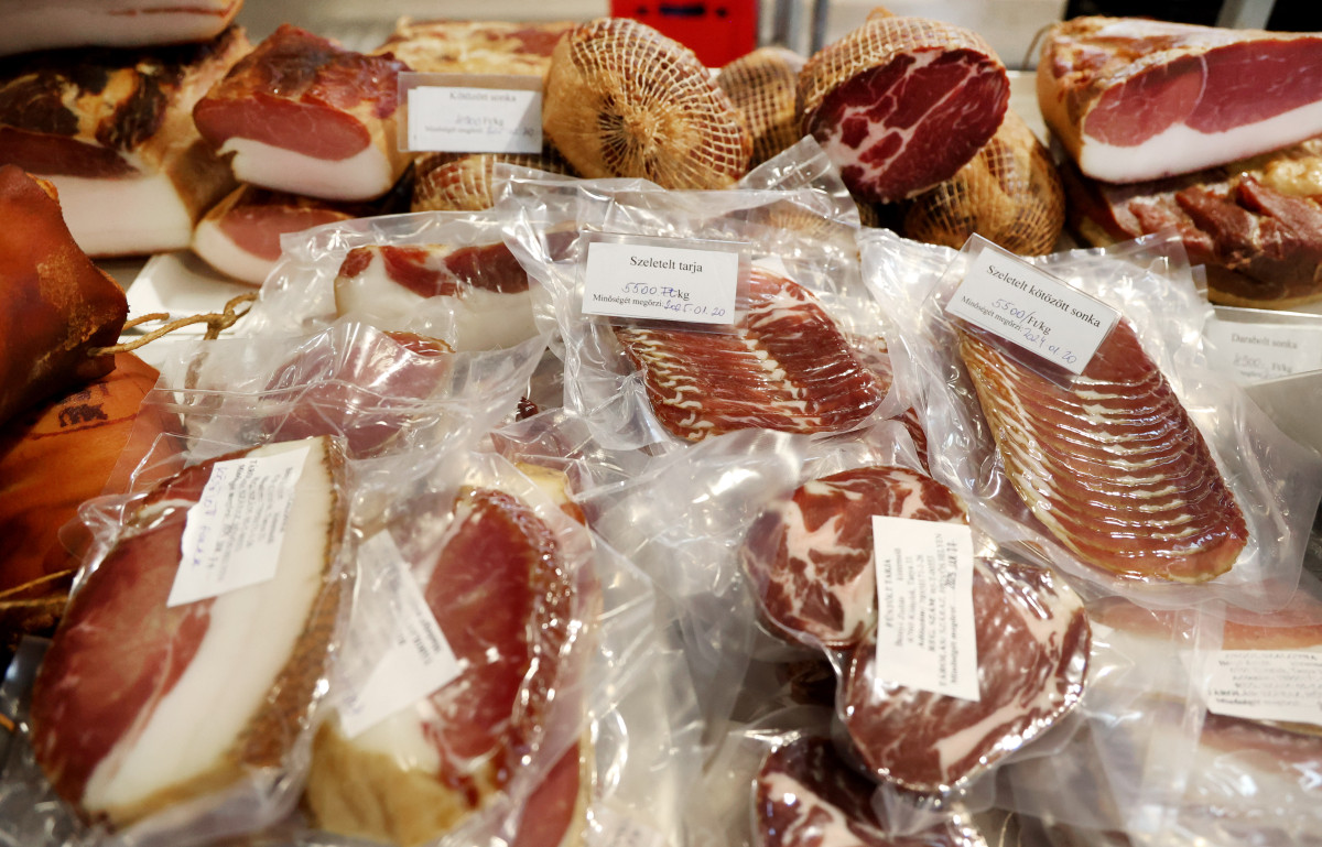 Szeged, karácsony, szaloncukor, gyümölcs, hal, hús, dió, mák, savanyú káposzta, Mars téri piac